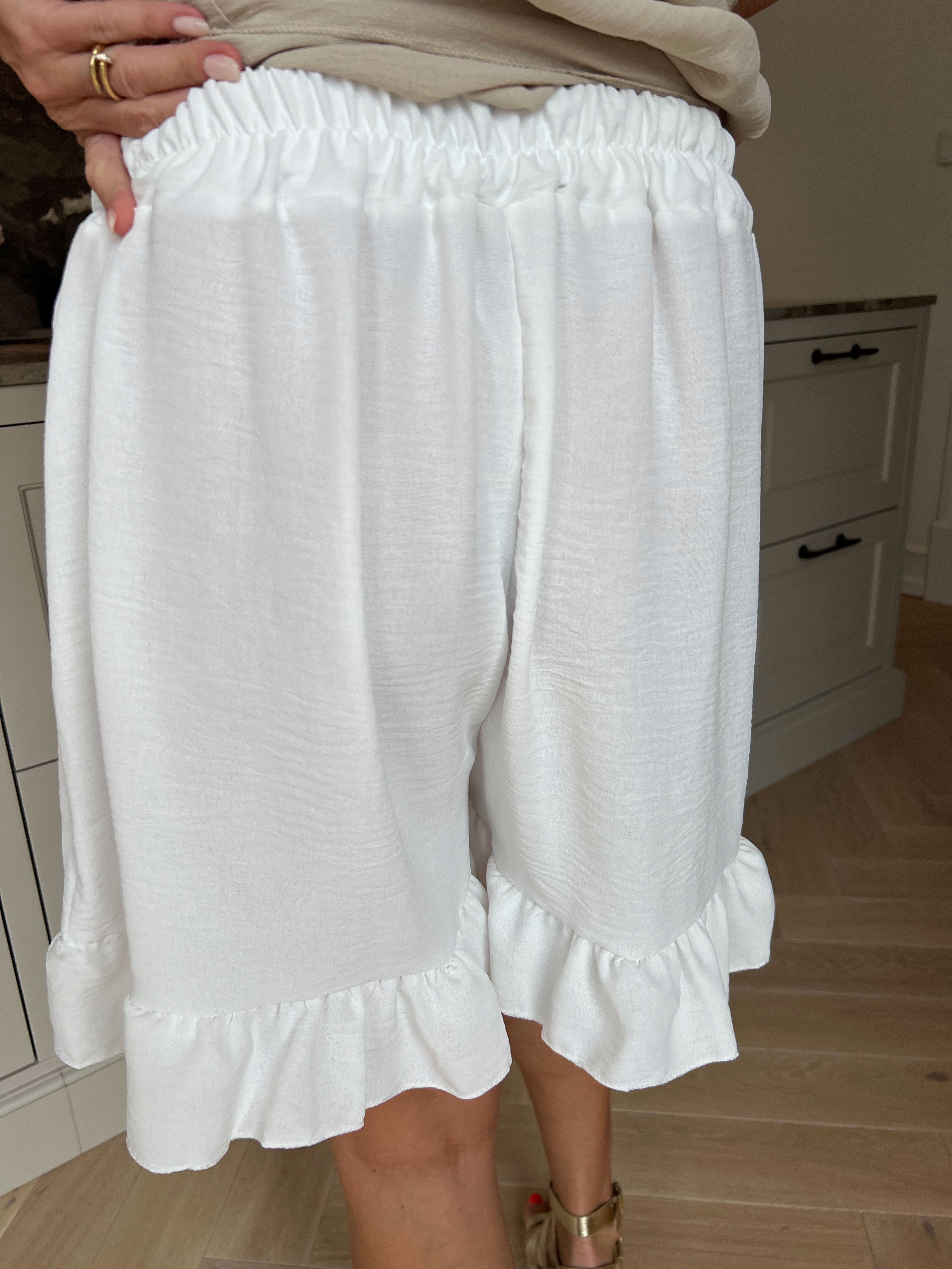 Ottalie - Løse plus size shorts i viskose med sød flæsekant